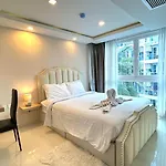 Grand Avenue Apartment