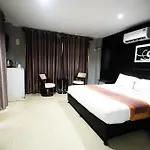 Golden Star โรงแรม 3*