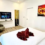 Nebuland Luxury Pool Walking Street วิลล่า *