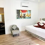 Nebuland Luxury Pool Walking Street *