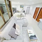 Sun And Moon House * Pattaya