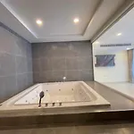 New! Huge - Jacuzzi & Pool Access - Grand Avenue อพาร์ทเม้น