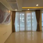 New! Huge - Jacuzzi & Pool Access - Grand Avenue อพาร์ทเม้น Pattaya