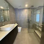 อพาร์ทเม้น New! Huge - Jacuzzi & Pool Access - Grand Avenue *