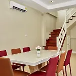 Pool 5bedroom Cosy Big Area Close To The