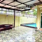 Warisa Happy Pool Near