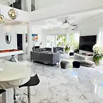 Lumaland Luxury Pool Walking Street วิลล่า