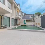 Villa T M L-urban Exquisite Pool -4 Bedrooms & 6 Bathrooms - Private Ktv - Prime Location -family & Group Pattaya