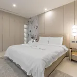T M L-urban Exquisite Pool -4 Bedrooms & 6 Bathrooms - Private Ktv - Prime Location -family & Group * Pattaya