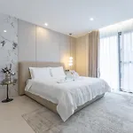 T M L-urban Exquisite Pool -4 Bedrooms & 6 Bathrooms - Private Ktv - Prime Location -family & Group *