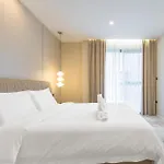 T M L-urban Exquisite Pool -4 Bedrooms & 6 Bathrooms - Private Ktv - Prime Location -family & Group Pattaya