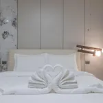 T M L-urban Exquisite Pool -4 Bedrooms & 6 Bathrooms - Private Ktv - Prime Location -family & Group Villa Pattaya