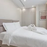 Villa T M L-urban Exquisite Pool -4 Bedrooms & 6 Bathrooms - Private Ktv - Prime Location -family & Group