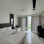 อพาร์ทเม้น Center & Hot Hot Hot Pattaya