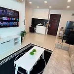 Park Royal 3, Pratamnak Soi 6, * Pattaya