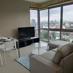 Large High Floor, Pool And Great Location อพาร์ทเม้น