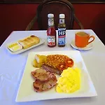 Robin's Nest & Restaurant Guest house *