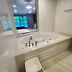 Luxe Beachfront With Pool Access อพาร์ทเม้น