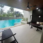 Luxe Beachfront With Pool Access *