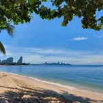 อพาร์ทเม้น Luxe Beachfront With Pool Access