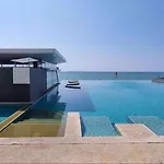 อพาร์ทเม้น Luxe Beachfront With Pool Access Pattaya