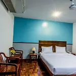 Sutus Court 4 Hotel