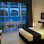 East โรงแรม
