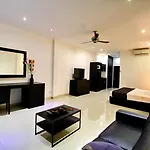 East โรงแรม 3*