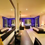 East โรงแรม 3*