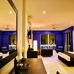 East โรงแรม