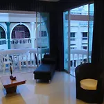East โรงแรม