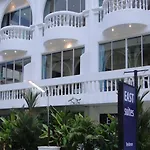 East โรงแรม