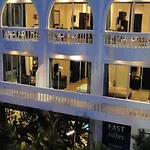 East โรงแรม 3*