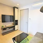 The Base - Large Luxury, 1 Bedroom, Sea View - Centre - 963 *