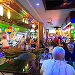 โรงแรม Harrys Bar & Restaurant 3*