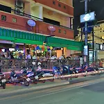 Harry\'s Apartments, Bar & Restaurant.