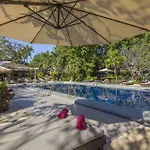 Hotel Let's Hyde & - Pool