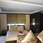 Boomerang Guesthouse And Bar