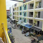 Boomerang Guesthouse And Bar