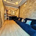 โรงแรม The Base
