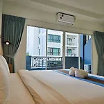 โรงแรม The Base 3*
