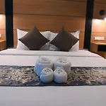 โรงแรม The Base