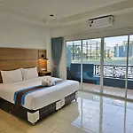 The Base โรงแรม
