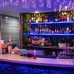 โรงแรม The Globe Hotel, Bar & Restaurant