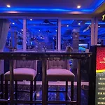 โรงแรม The Globe Hotel, Bar & Restaurant