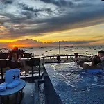 โรงแรม The Globe Hotel, Bar & Restaurant 3*