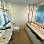 Hotel Vareena Palace