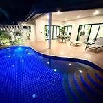 Newly Renovated - 2 Bedroom - Private Pool Villa, Centre วิลล่า Pattaya