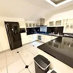 Newly Renovated - 2 Bedroom - Private Pool Villa, Centre