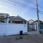 Na Kluea Pool Villa